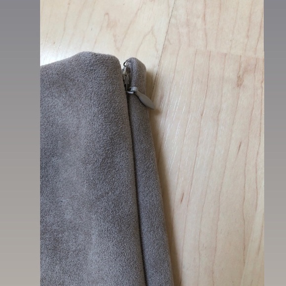 Aritzia Babaton Suede Taupe Grey Skirt Sz 2 - Picture 3 of 3